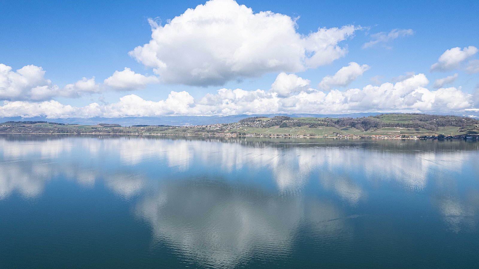 Reflets nuageux sur le lac